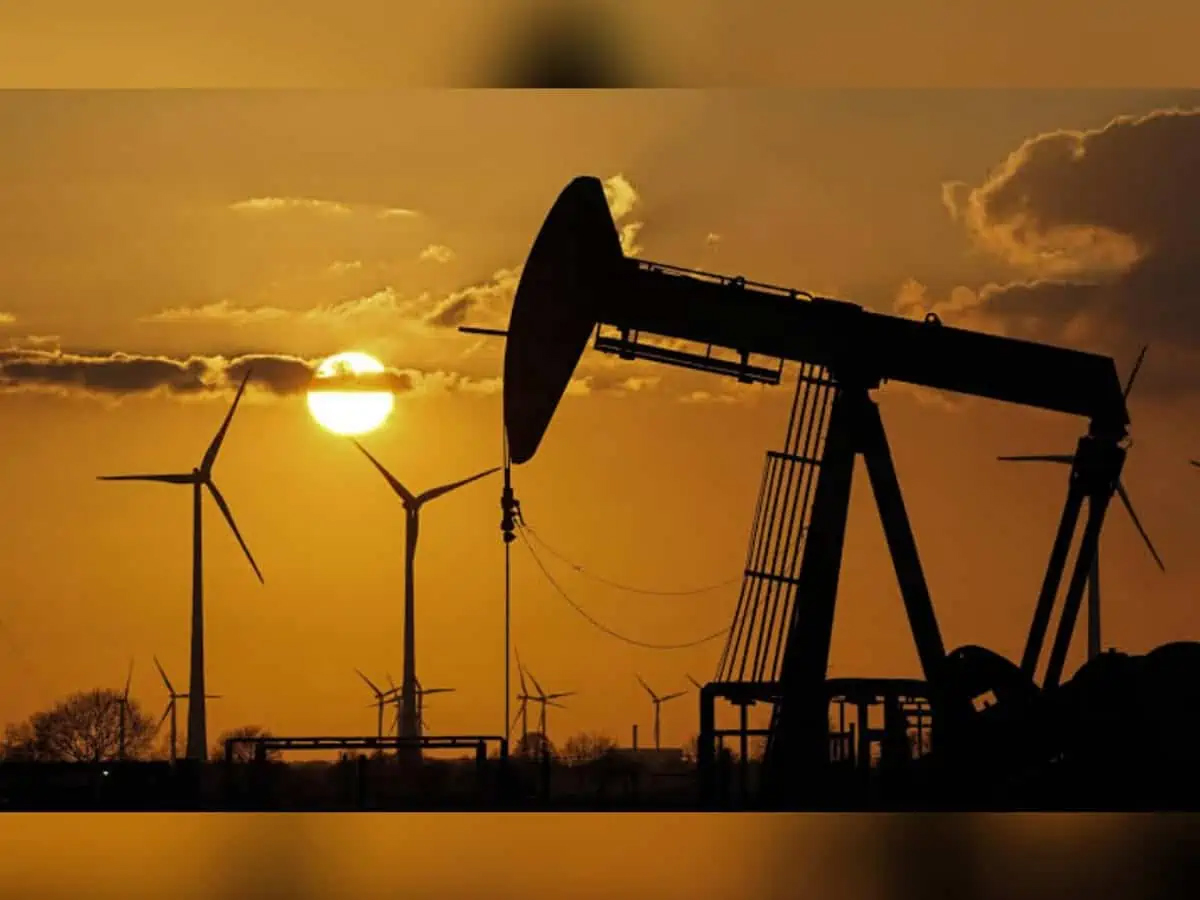 تیل کے کنویں کے قریب ہوا سے بجلی پیدا کرنے والی ٹربائن کا منظر.