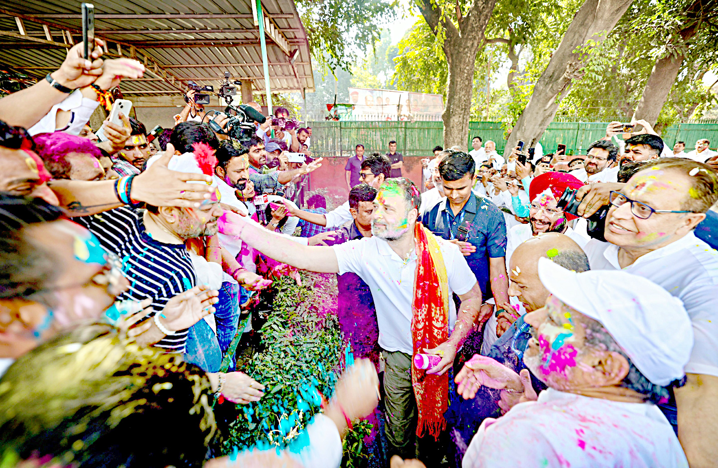 ہولی کے موقع پر لوگوں کا ایک دوسرے کو رنگ لگاتے ہوئے منظر.