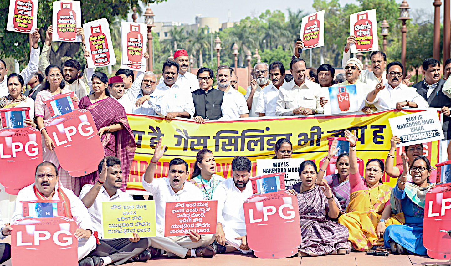 عوام کا گیس کی قیمت کے خلاف احتجاج، مظاہرہ میں خواتین اور مرد شامل.