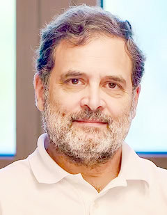 مرد کا قریب سے تصویر، مسکراہٹ کے ساتھ، پیشہ ورانہ ماحول میں.