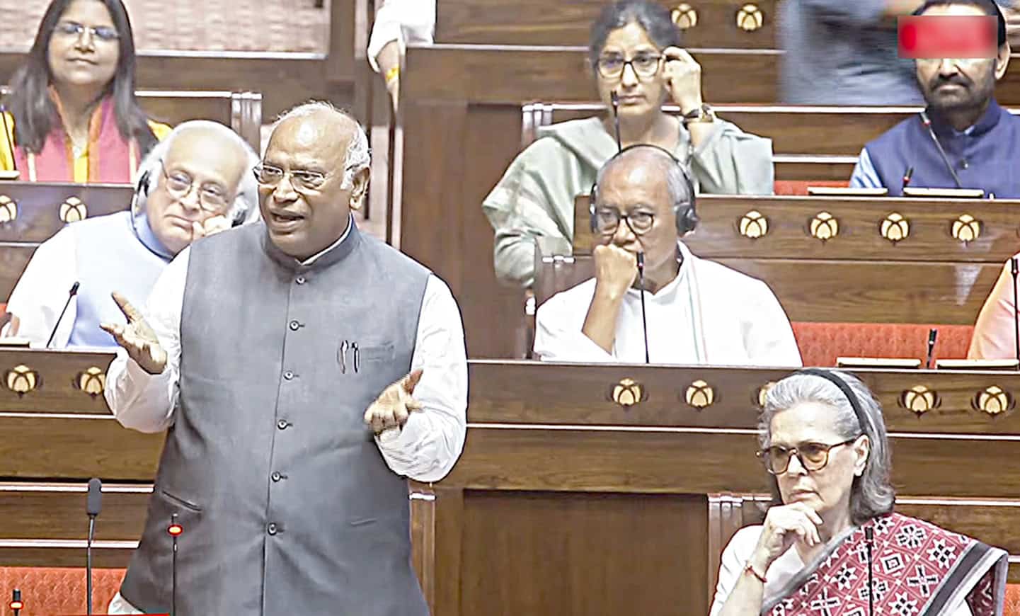 ایوان میں سیاستدانوں کی گفتگو اور بحث.