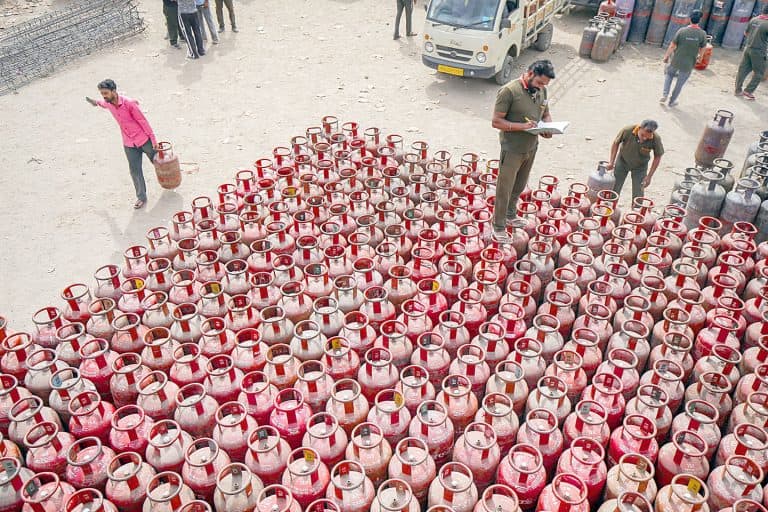 پٹرول کے گیلن اور سلنڈرز کی بڑی تعداد، مارکیٹ میں ذخیرہ، قیمتیں اور طلب.