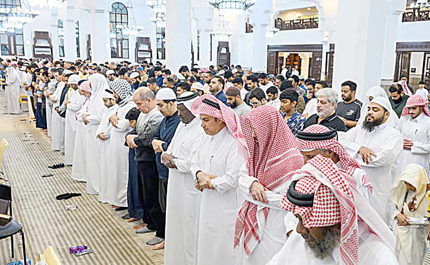 مسلمان مرد اور خواتین نماز پڑھتے ہوئے ایک مسجد میں.