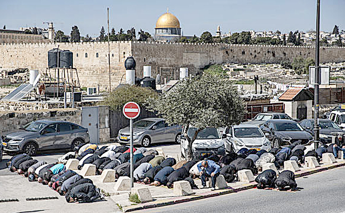مسجد اقصیٰ کے قریب نماز ادا کرتے ہوئے مسلمان، فلسطین، مسجد اقصیٰ، عبادت، مقدس مقام.