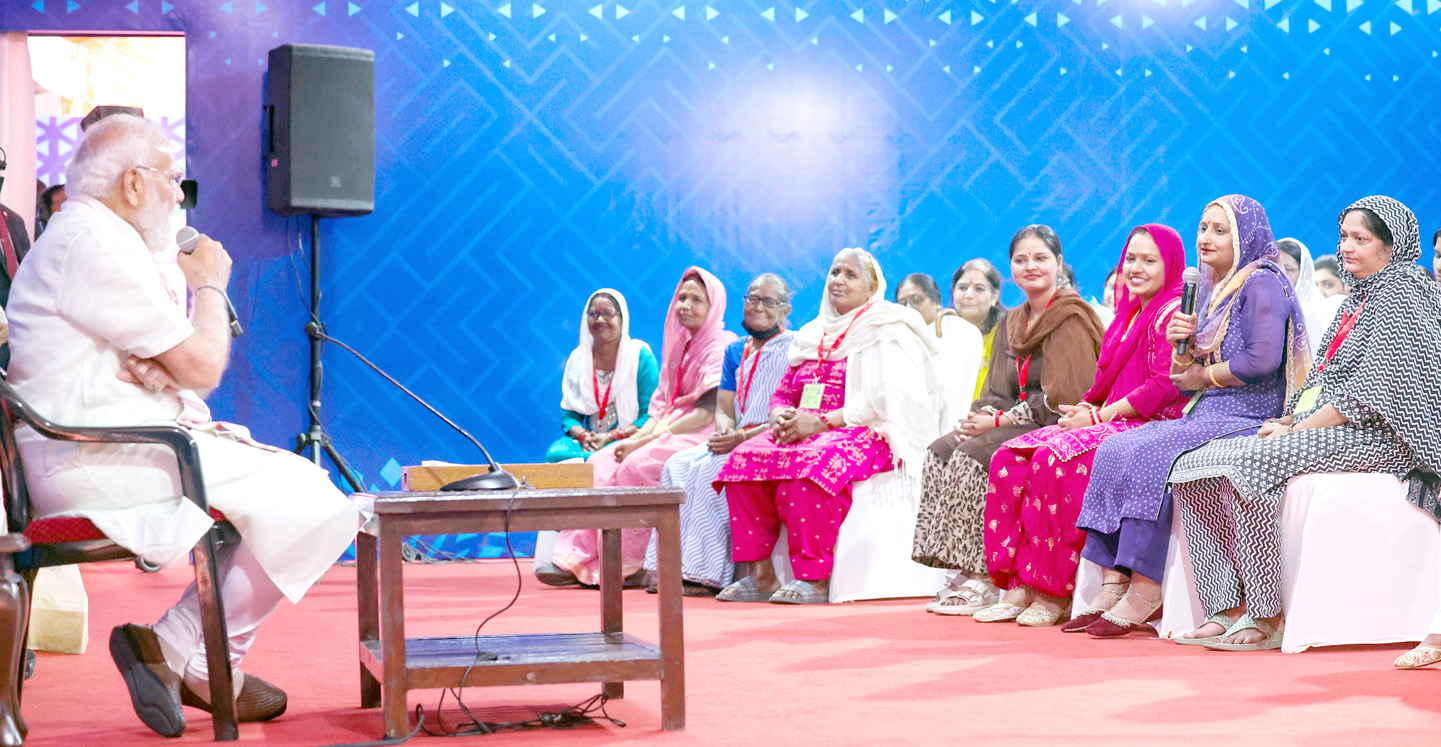 ملاقات اور گفتگو کے دوران خواتین اور مردوں کی نشست.