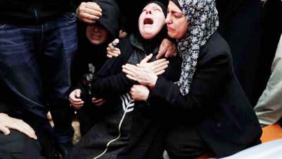 پریشان خواتین کی ہجوم میں روتی اور غمگین حالت، سیاسی یا سماجی واقعہ کی تصویر.