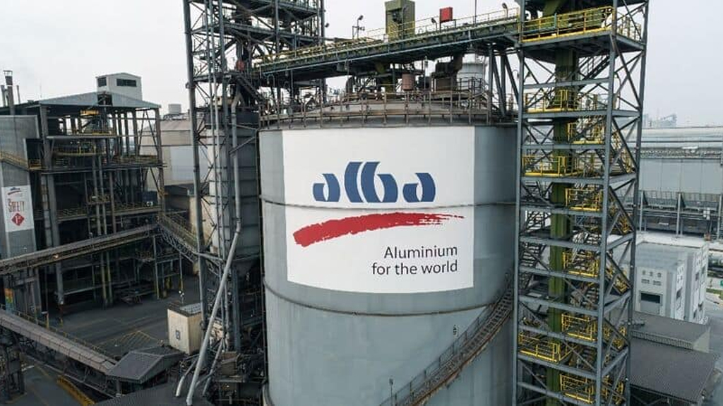 ایلومینیم کے بڑے پلانٹ کی تصویر، جو عالمی مارکیٹ کے لیے تیار ہے۔.