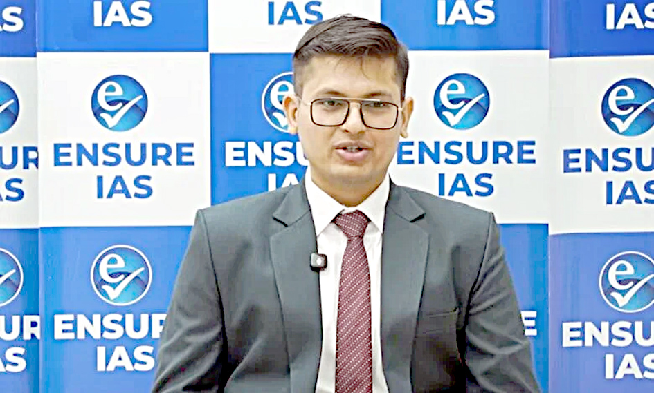 ایس ایس کے نمائندہ شخص، جو آئی اے ایس کے پس منظر کے ساتھ، ایک پریس کانفرنس میں بات کر رہا ہے۔.