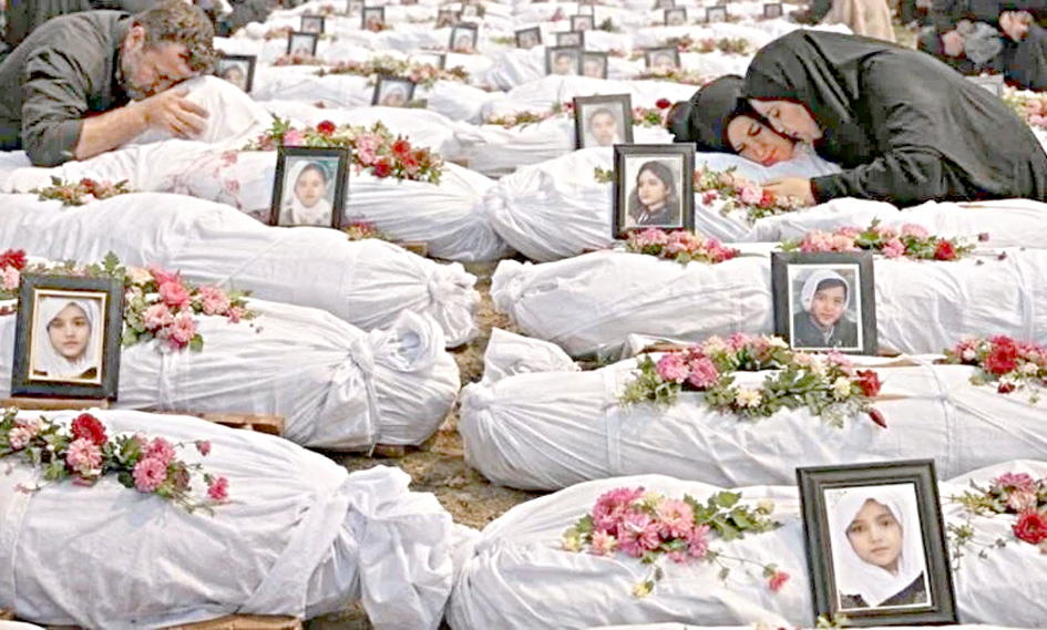 مرد اور خواتین مرحومین کی تصویروں کے ساتھ سوگ مناتے ہوئے.