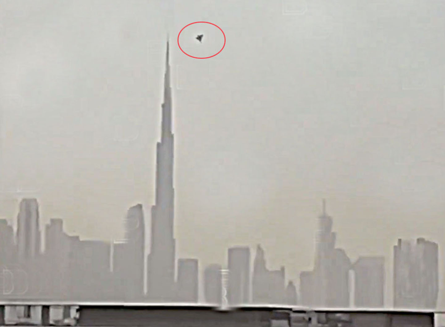 مذکورہ تصویر میں دبئی کے مشہور اسکائی لائن کا نظارہ، بلند عمارتیں اور آسمان، شہر کی خوبصورتی کو ظاہر.