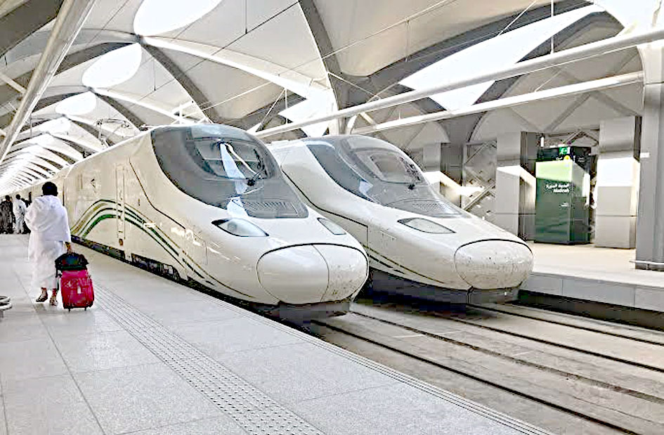 تیز رفتار ٹرینیں اسٹیشن پر، جدید سفر کے لیے تیار، پاکستان میں.