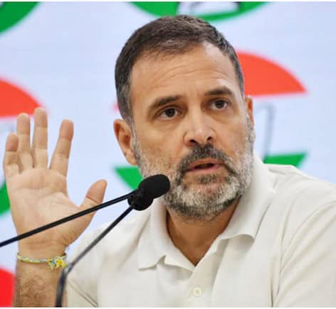 سیاسی رہنما کی تصویر، گفتگو کرتے ہوئے.