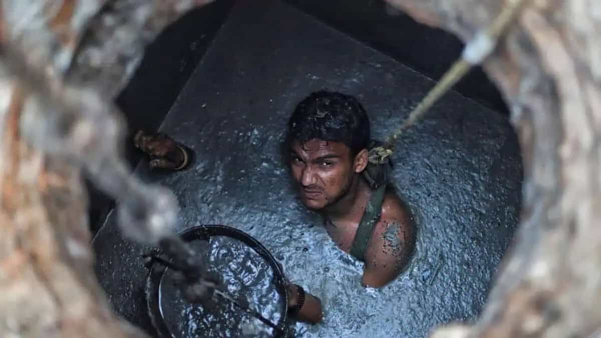 نوجوان پانی میں غوطہ لگا رہا ہے، گہرے کنویں میں.