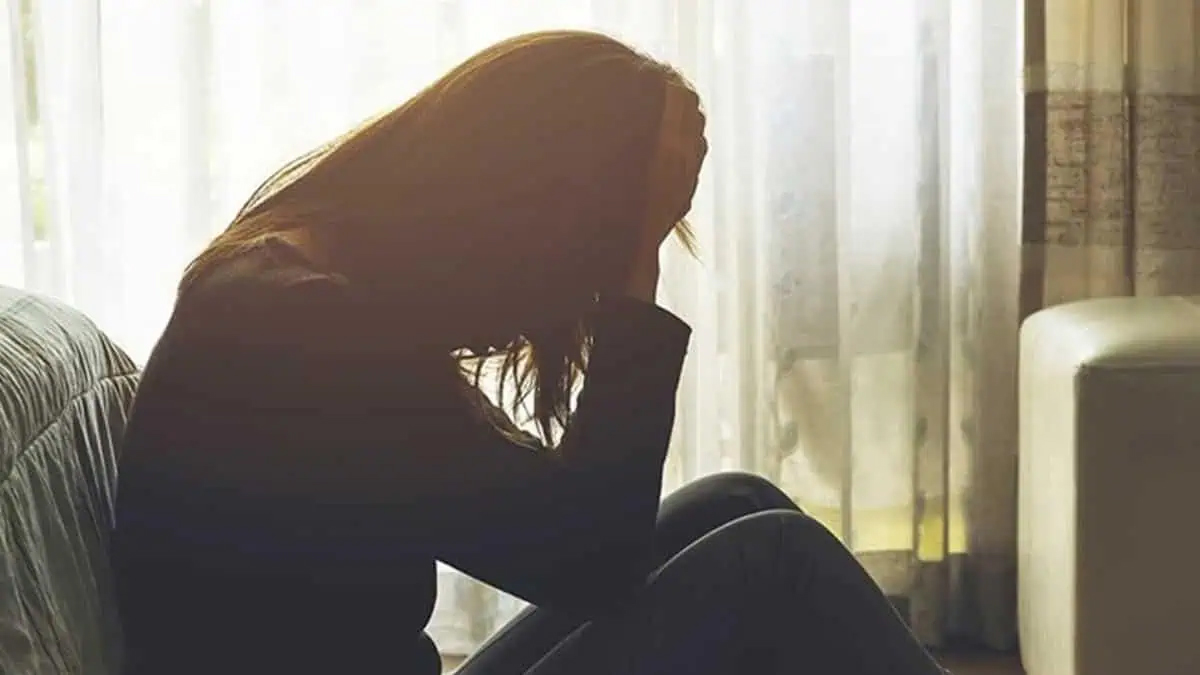 خواتین کی خود اعتمادی اور حوصلہ افزائی کی تصویر، جو مثبت اور حوصلہ افزائی کا پیغام دیتی ہے۔.