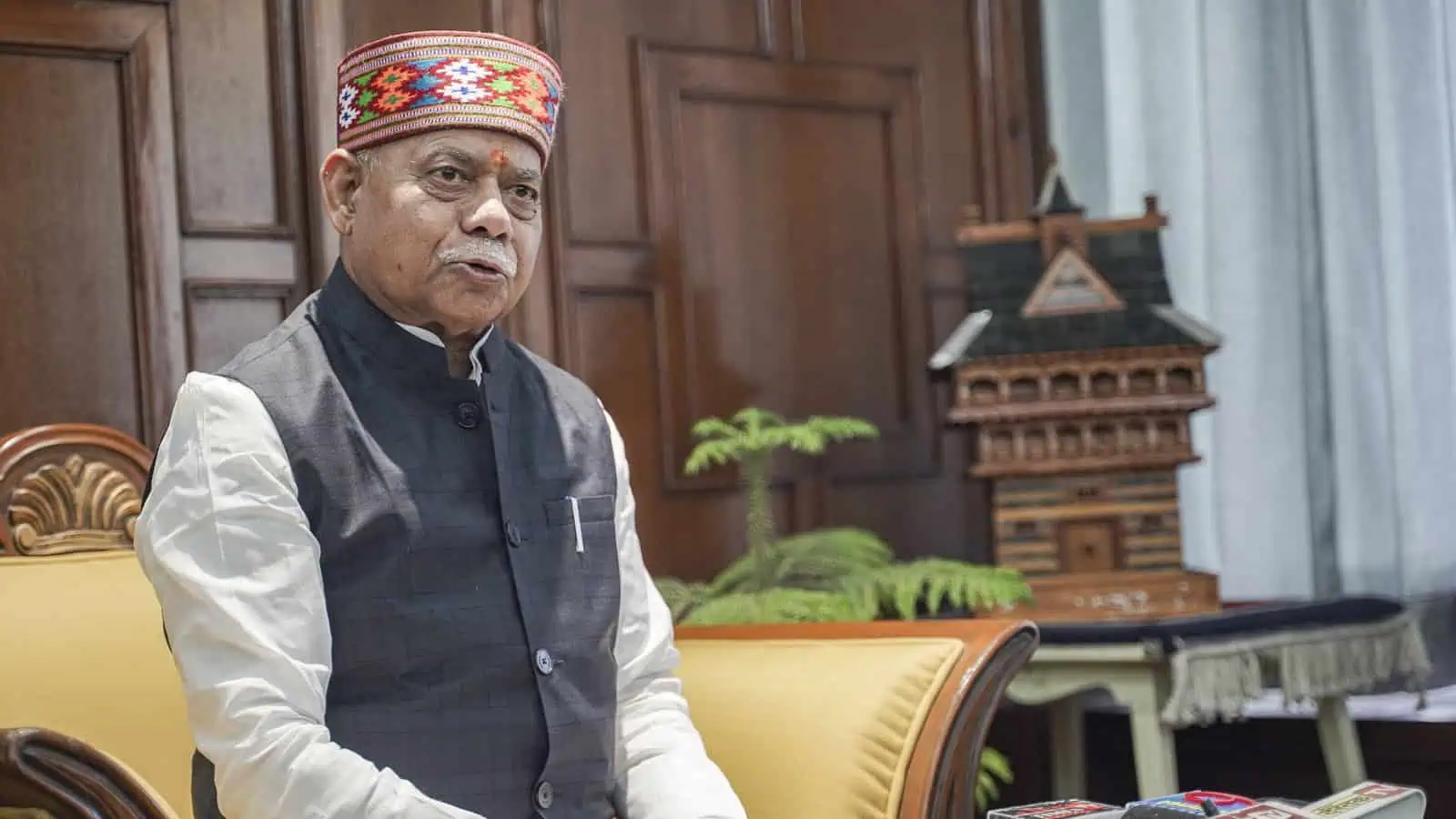 سیاست کے رہنما، سرکاری دفتر میں ملاقات کرتے ہوئے.