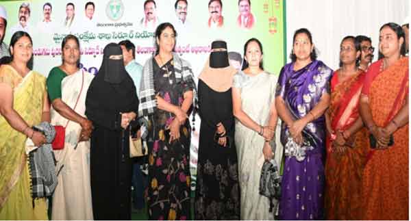 خواتین کی تقریب میں شامل خواتین، مختلف لباس میں، خوشگوار ماحول.