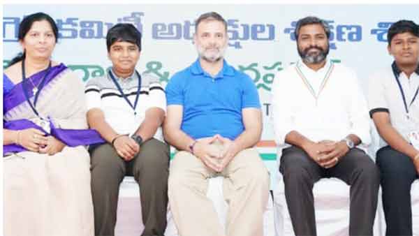 مقامی افراد کے ساتھ ایک شخص کی تصویر، سب لوگ مسکرائے ہوئے، ایک تقریب میں شامل.