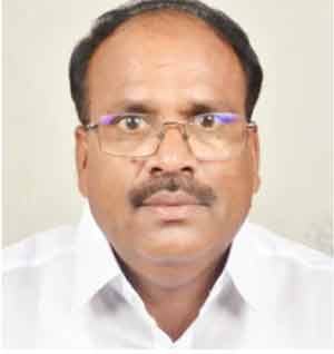 مذہبی رہنما کی تصویر، جو عوامی تقریر یا مذہبی پروگرام میں شرکت کر رہے ہیں.