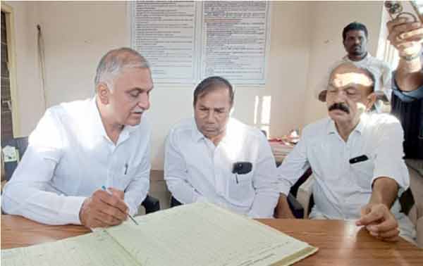 سرکاری دفتر میں تین افراد اہم دستاویزات پر دستخط کر رہے ہیں.