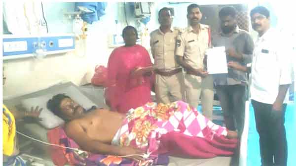 ایمرجینسی میں مریضہ کو طبی امداد فراہم کرتے ہوئے عملہ.