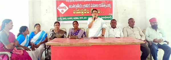 مقامی اجلاس میں خواتین اور مرد رہنماؤں کی موجودگی.