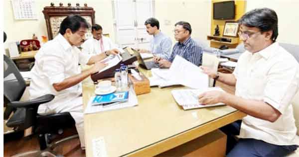 ملاقات میں مصروف افراد، دفتر میں اہم گفتگو.