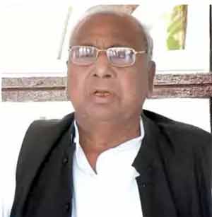 سیاسی رہنما کی تصویر، جو سیاست کے اہم موضوعات پر گفتگو کر رہے ہیں، سیاہ سوٹ میں ملبوس۔.