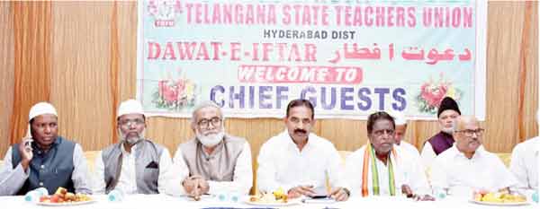 تلنگانہ اسٹیٹ ٹیچرز یونین کی تقریب میں اہم شخصیات کی موجودگی.