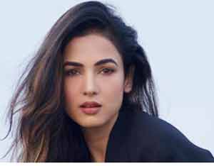 خاتون کی خوبصورت اور پرکشش تصویر، فیشن اور خوبصورتی کے موضوعات کے لیے.