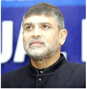 خودمختار شخص کی تصویر، جو سیاسی یا سماجی تقریبات میں شرکت کر رہا ہے.