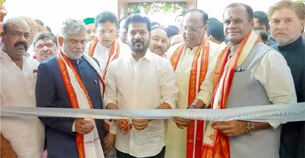 مقامی سیاسی رہنماؤں کے ساتھ افتتاحی تقریب.