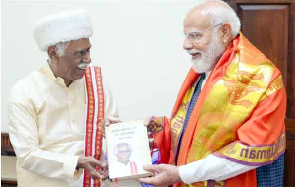 ہندوستانی رہنماؤں کے درمیان ملاقات، ایک رہنما دوسرے کو کتاب پیش کر رہا ہے.