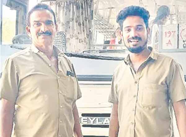 پولیس اہلکاروں کے ساتھ نوجوان مرد کی تصویر، دونوں مسکرارہے ہیں، پس منظر میں گاڑی اور شہر کی سڑک نظر.