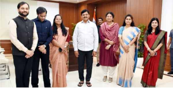 سیاسی رہنماؤں کا گروپ ملاقات، سرکاری تقریب میں شامل.