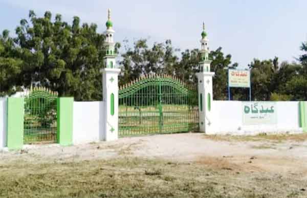 مکتبہ کا داخلی دروازہ، سبز رنگ کا گیٹ اور سفید ستون، تعلیمی ادارہ کی شناخت.