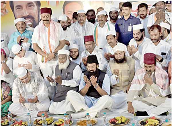 مذہبی اجتماع میں افراد دعا اور عبادت میں مصروف.