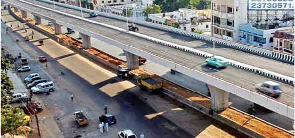 سڑک کی تعمیر کے دوران کام کرنے والے مزدور اور گاڑیاں.