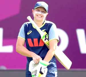 خوشگوار خواتین کرکٹر کی تصویر، کھیل کے میدان میں مسکراہٹ کے ساتھ، کھیلوں کی اہمیت اور خواتین کی حوصل.