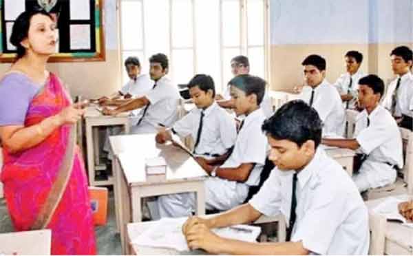 تعلیمی کلاس میں طالب علم اور استاد، جدید تعلیمی ماحول، طلبہ کی تعلیم.