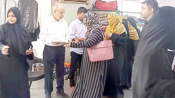 ملازمین کی ملاقات اور گفتگو، دفتر میں مصروف عمل افراد.