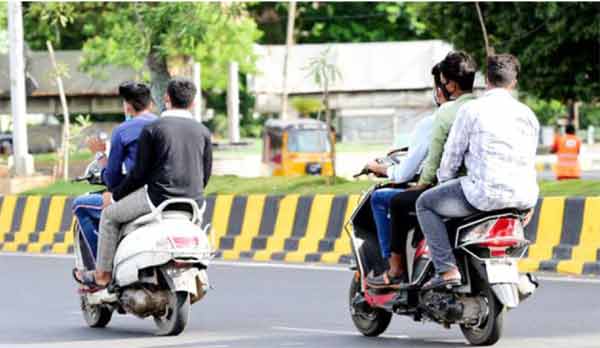 موبائل سوار افراد کا گروپ سفر کرتے ہوئے سڑک پر.