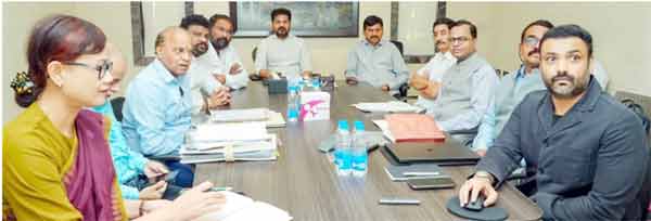 کاروباری ملاقات میں افراد کی گروپ تصویر.