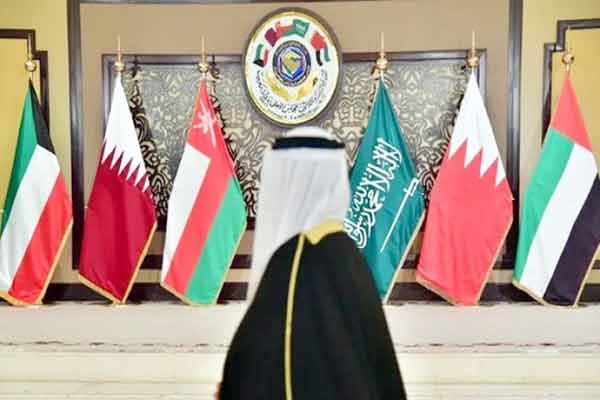 ایران، قطر، سعودی عرب، اور دیگر عرب ممالک کے پرچم کے ساتھ اجلاس کی تصویر.