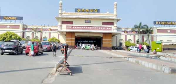 ہندوستانی حیدرآباد کا مرکزی ریلوے اسٹیشن، مسافروں کے لیے مصروف اور اہم ٹرانسپورٹ مرکز.