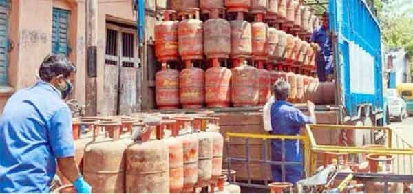 گیس کے سلنڈرز کی ترسیل اور لوڈنگ کا منظر.