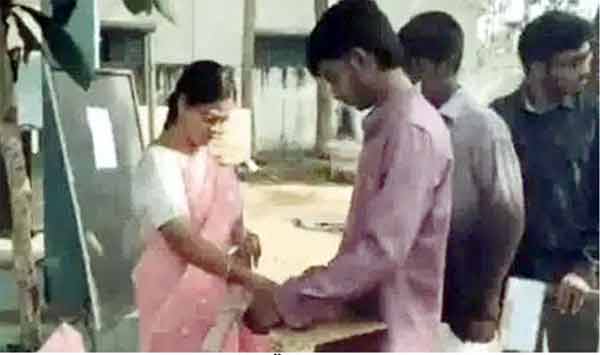 تعلیمی مقابلہ میں لڑکی اور لڑکے کے درمیان ہاتھ ملاتے ہوئے، تعلیمی سرگرمی اور مقابلہ کی تصویر.