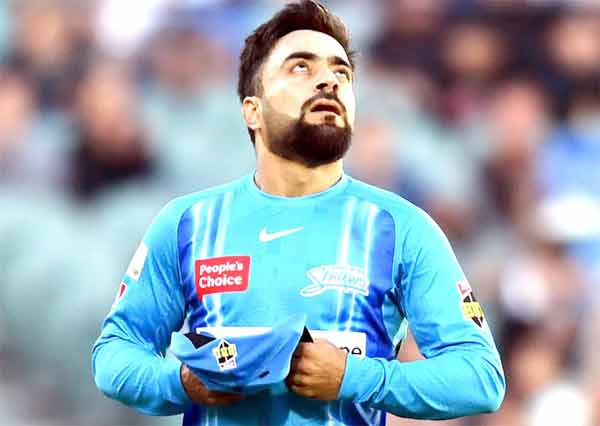 پاکستانی کرکٹر، میدان میں بیٹنگ کے دوران، کھیل کی اہمیت اور فٹنس کو ظاہر کرتا ہوا.