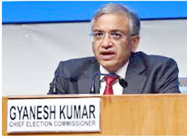 انتخابی کمشنر گیانش کمار کی تصویر، جو ایک پریس کانفرنس میں بات کر رہے ہیں.