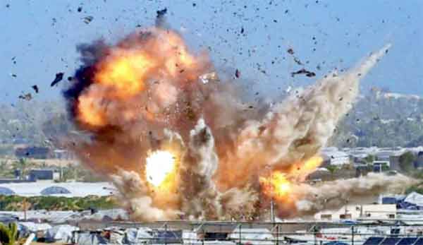 ہوائی حملہ کا دھماکہ، فضائی حملہ میں تباہی اور دھواں.