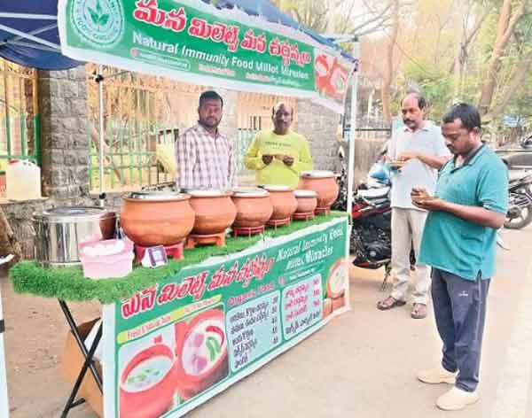 ایچ ٹی ایل ٹی پی: ایک مقامی بازار میں قدرتی مدافعتی غذائیں بیچنے والا اسٹال، لوگ صحت مند رہنے کے لیے.